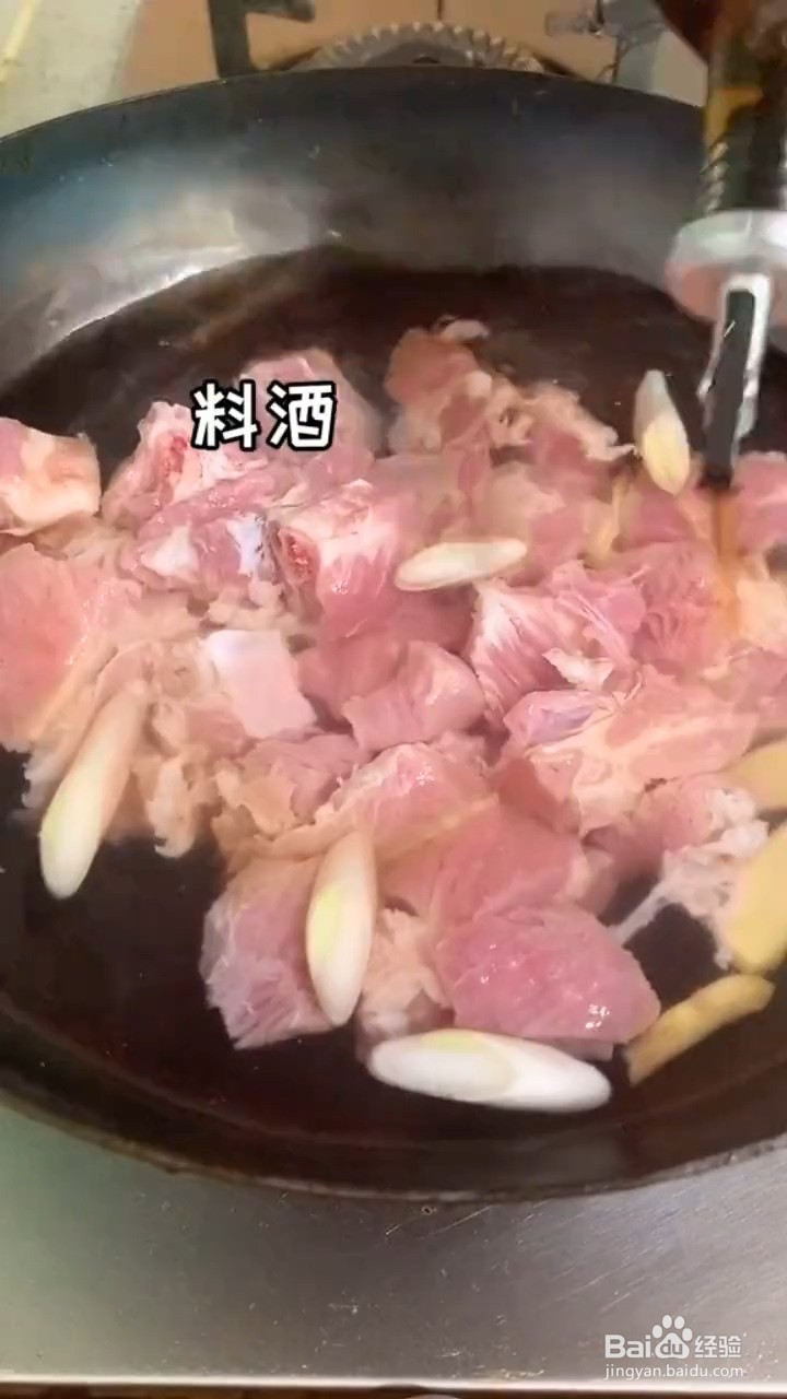 如何制作土豆排骨焖花卷