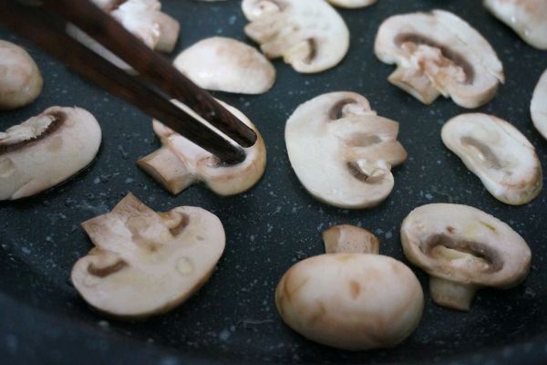 口蘑美式鸡蛋饼佐西班牙火腿