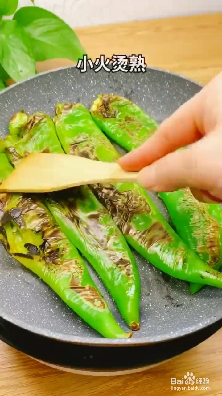 怎么制作烧辣椒拌皮蛋