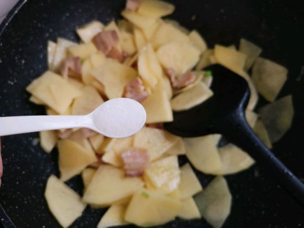 五花肉炒土豆片