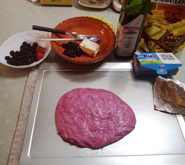 蓝莓爆浆芝士欧包