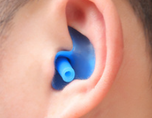 游泳耳塞怎么用?