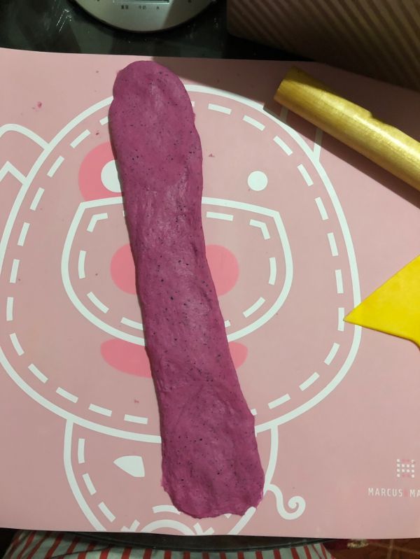 火龙果松软粉吐司