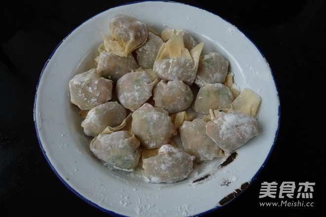 鸡腿馄饨浓汤煲