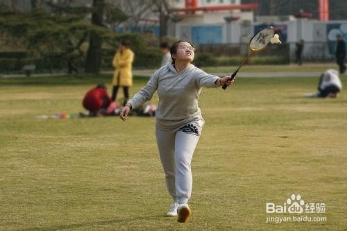 怎样和高个子打羽毛球