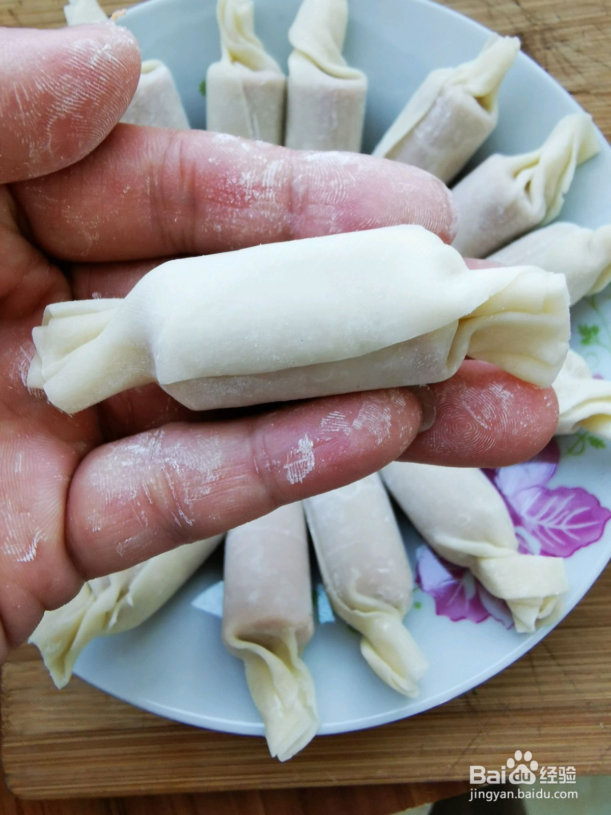 香肠馄饨皮卷的做法