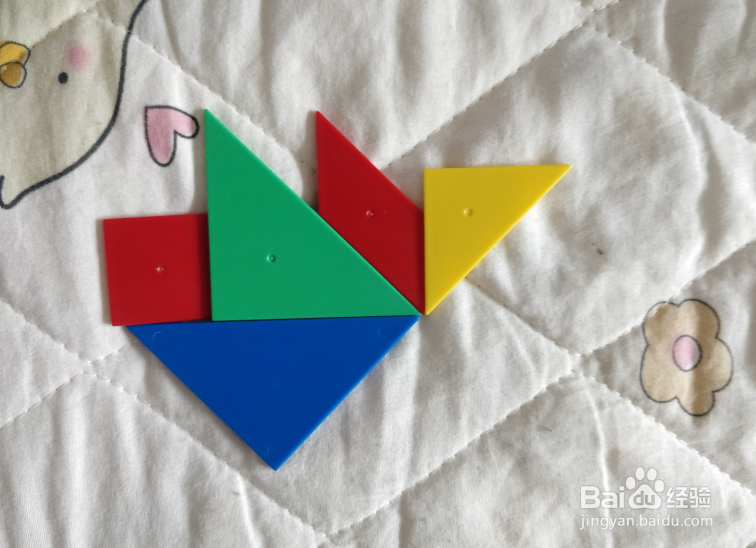 用七巧板智力拼图怎么拼一只向前奔跑的鸡宝宝？