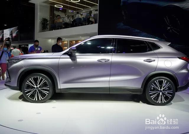 终向国人妥协！配E级内饰近零噪音，破百7秒