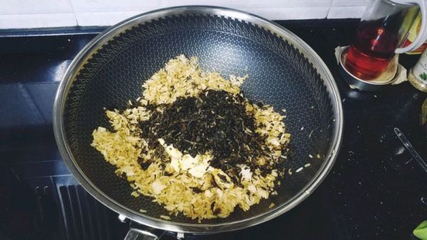 梅菜干酱油蛋炒饭