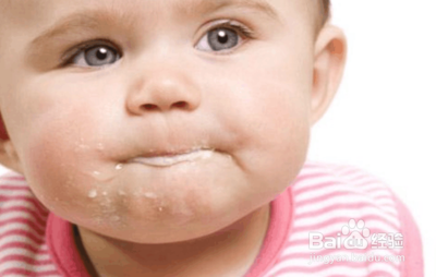 如何正确认识婴儿吐奶现象？