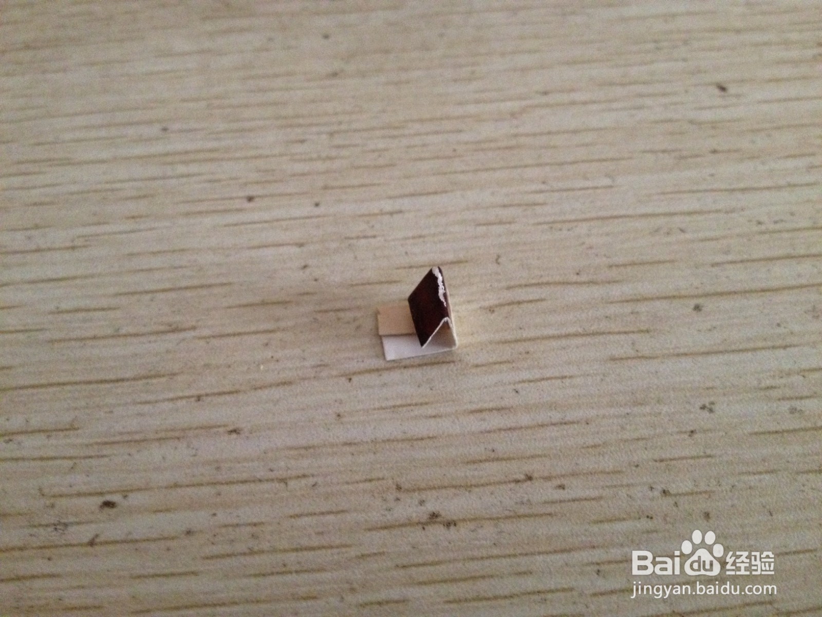 如何用小长方形硬卡纸做简易的中性笔的支架