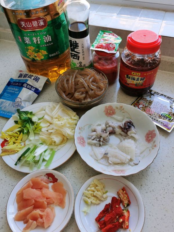 墨鱼鸡肉炒红薯粉条