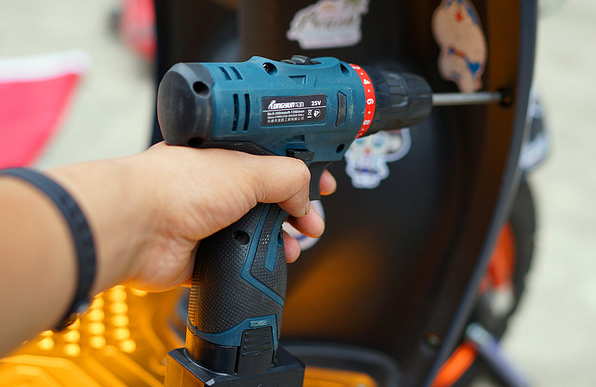 在电动车上怎么安装GPS定位器