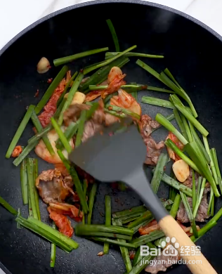 简单易做的爽口泡菜牛肉炒饭