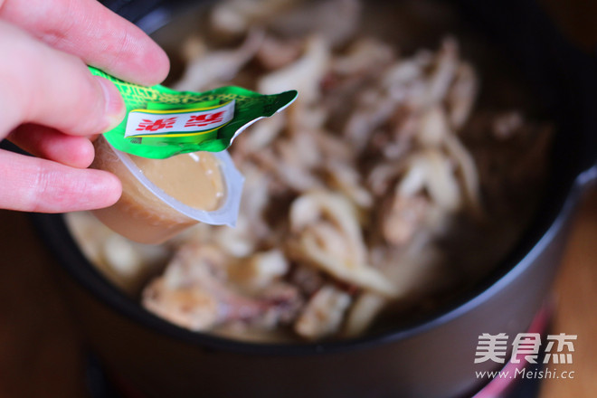 鸡肉炖蘑菇的做法