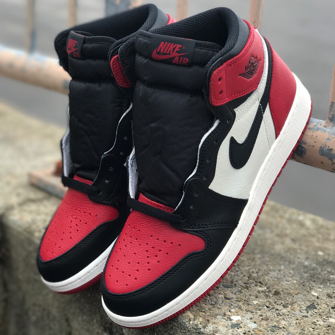 耐克AJ1为啥有些鞋标是乔丹有些是Nike？而且有些鞋后面没有飞人logo.有的是9孔有的8孔
