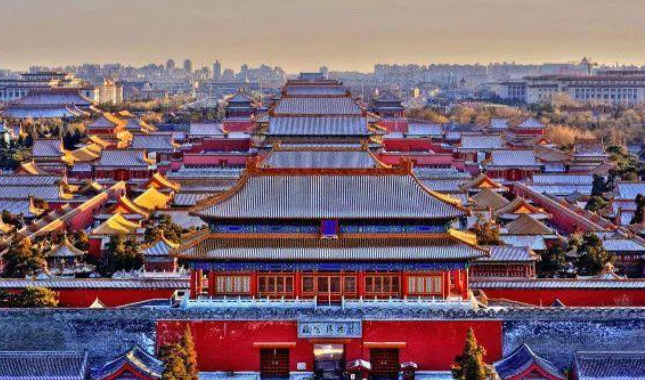 简述中国故宫和西方的凡尔赛宫的区别