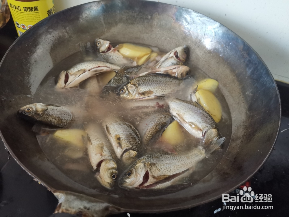 小鲫鱼炖土豆块
