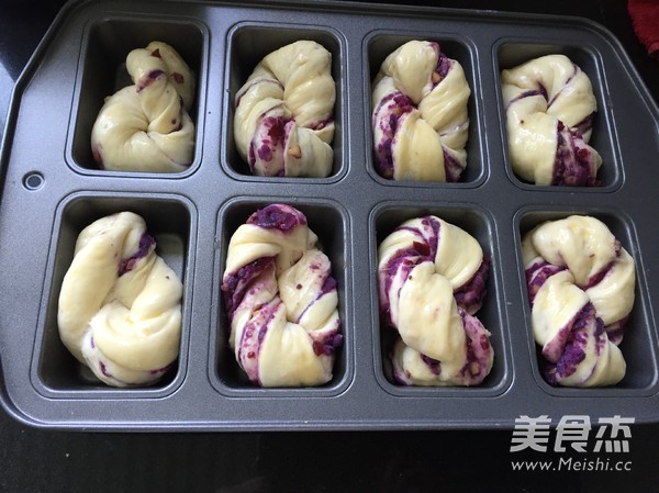 紫薯果仁麻花卷