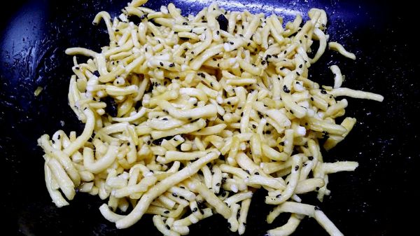 黑黑鸡蛋酥糖蘸