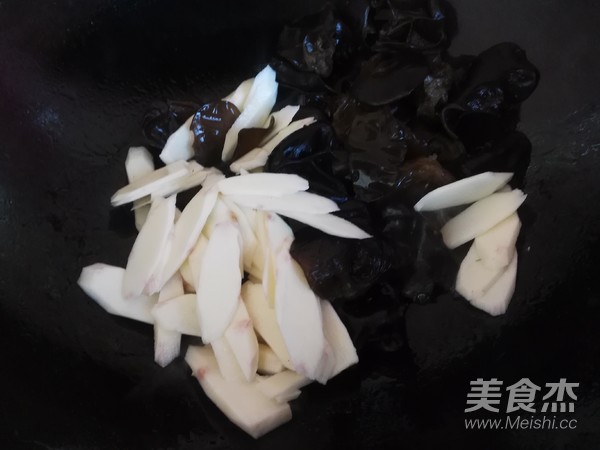 山药炒木耳的做法