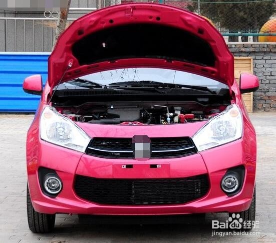 新奥拓如何打开汽车引擎盖