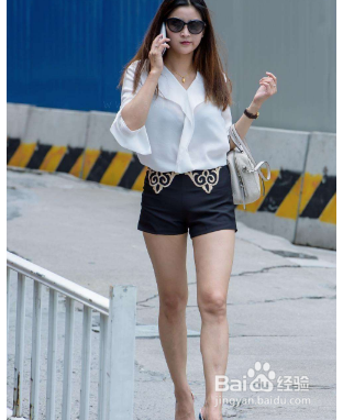 女生穿长袖衬衫怎样搭配下装衣服