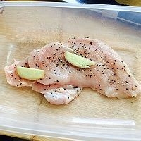 黑胡椒煎鸡排(芥末蜂蜜汁)的做法