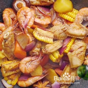 如何制作咸香的啤酒鲜虾鸡翅香菇煲?