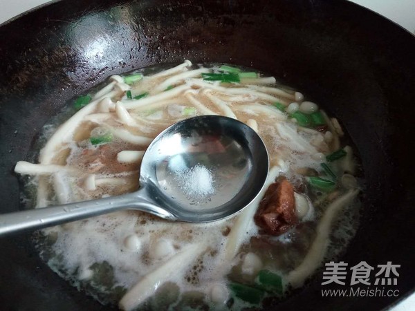 海鲜菇肉罐肉