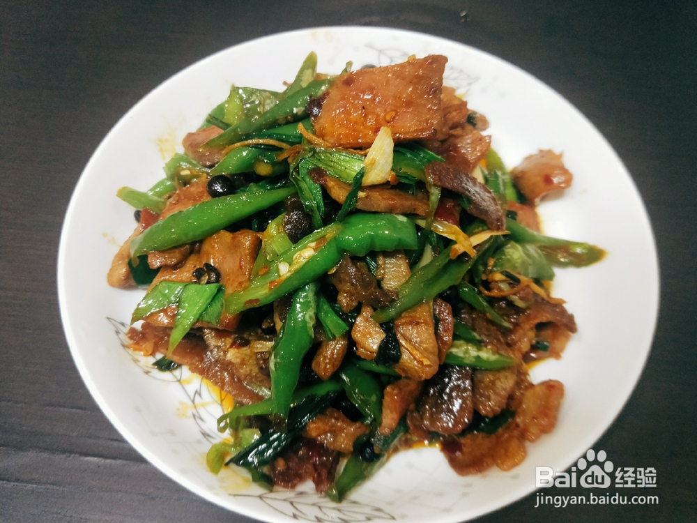 香气浓郁的川菜青椒腊肉