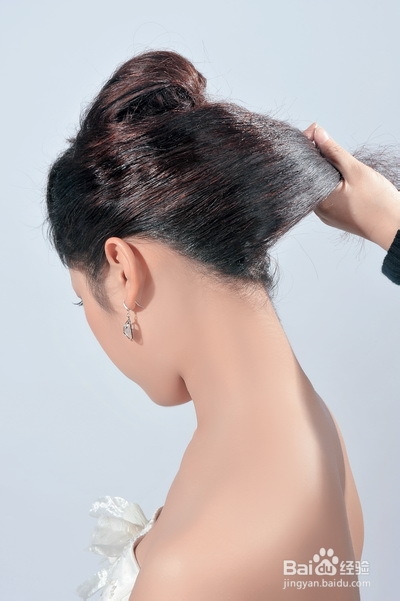 化妆造型之时尚奢华新娘发型设计