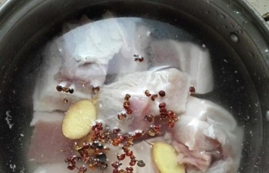 想做色泽红亮的卤肉怎么上色