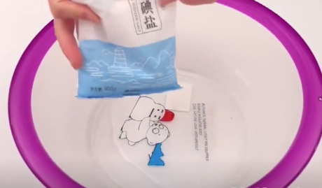 衣服上有黄的一块要怎么洗掉啊