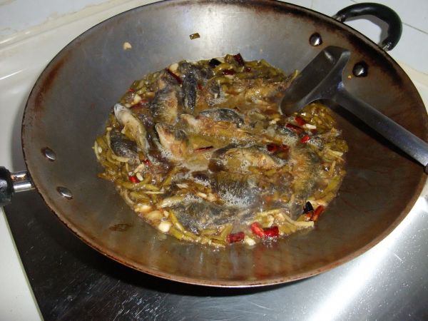 酸豆角焖禾花鱼