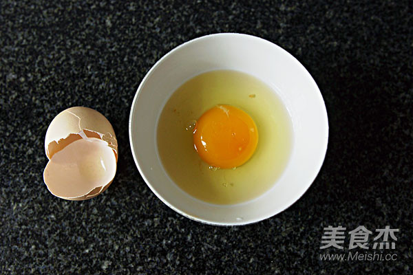 准备鸡蛋1个,拌匀,可加入适量三七粉
