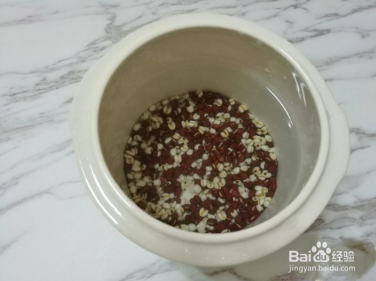 祛湿排毒的薏米红豆粥