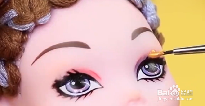 如何给自家的芭比娃娃上妆