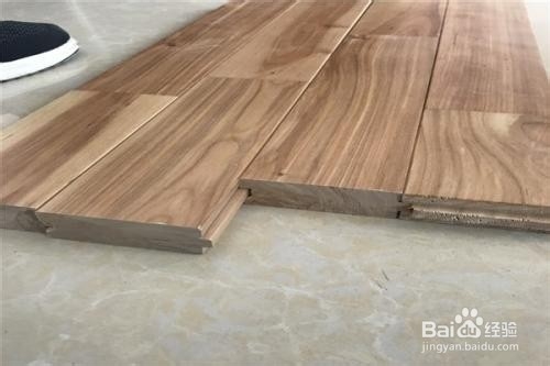 清洁和保养实木地板的小技巧