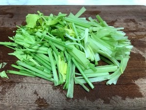芹菜炒香干的做法