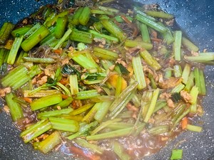 芹菜炒粉的做法