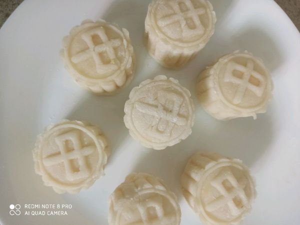 奶黄馅冰皮月饼