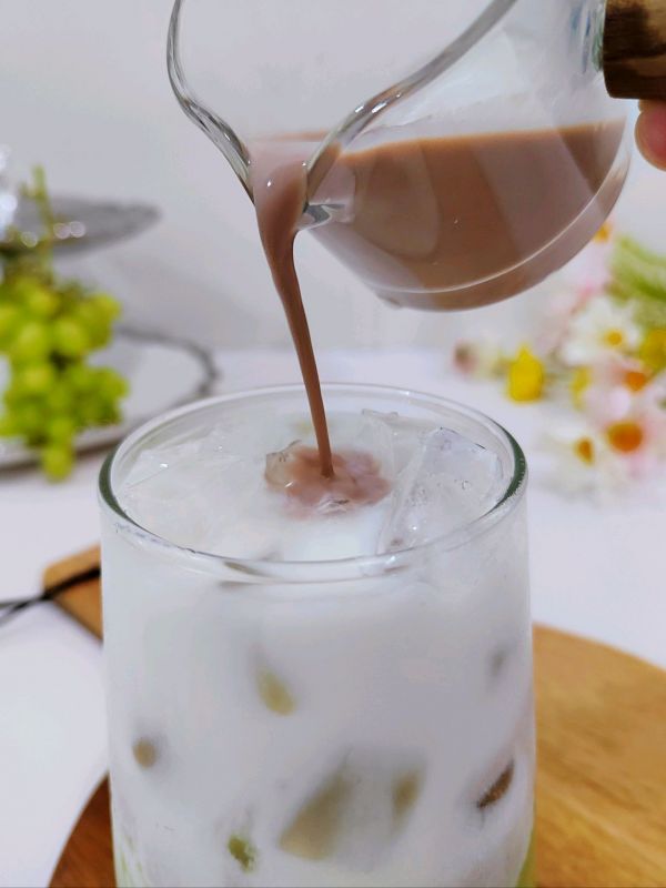 青提炼乳牛奶饮品