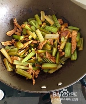 食补养生爽脆咸香的芹菜炒肉的做法
