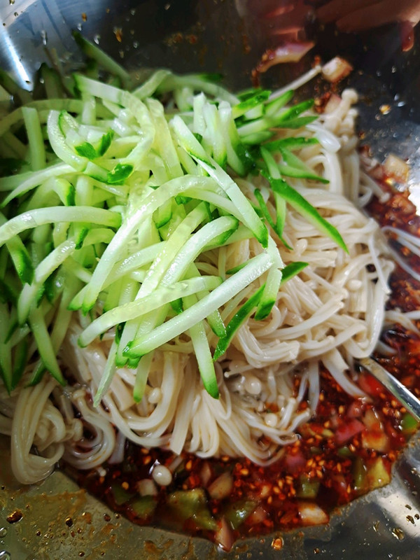 凉拌酸辣金针菇