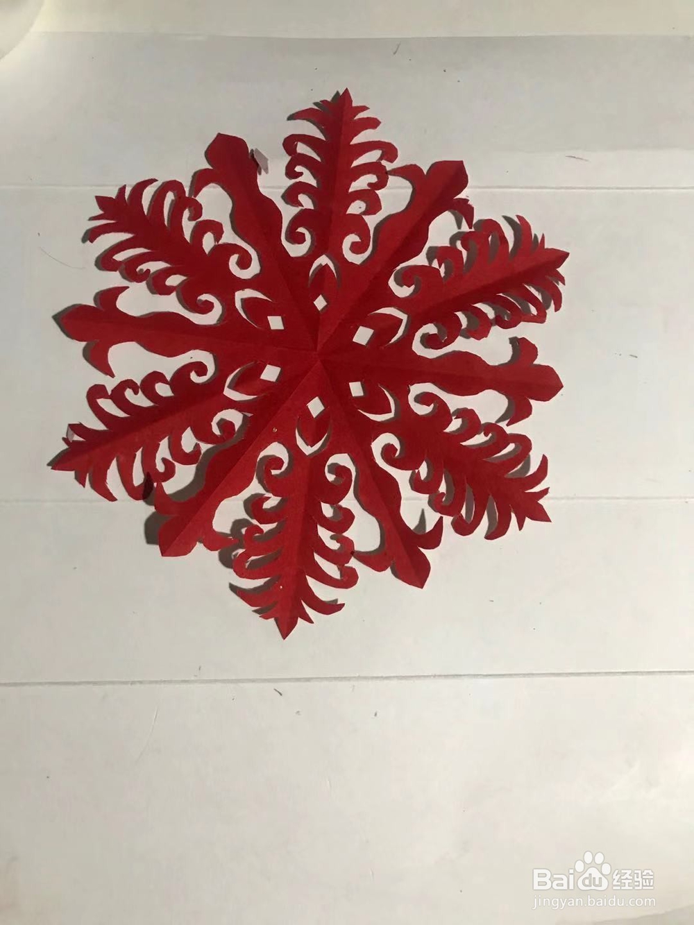 怎样用彩纸裁剪一副十二角窗花图案