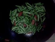 豆角炒火腿肠的做法