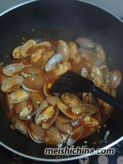 四步让花蛤快速去泥沙的妙招——番茄红烩花蛤