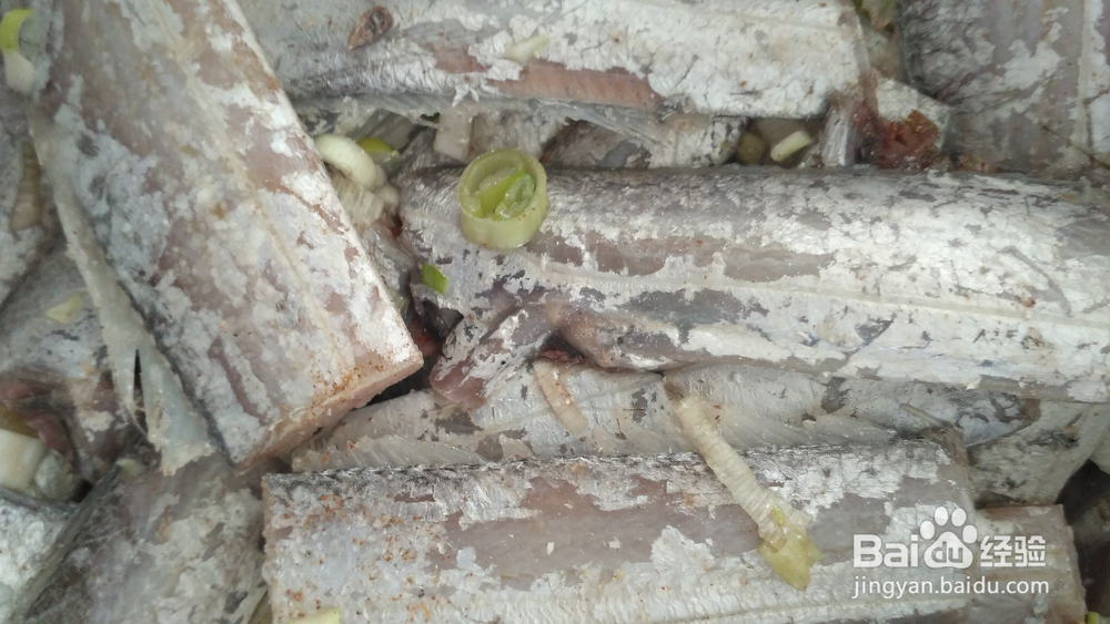 煎炸带鱼，年夜饭，带鱼的煎炸方法。