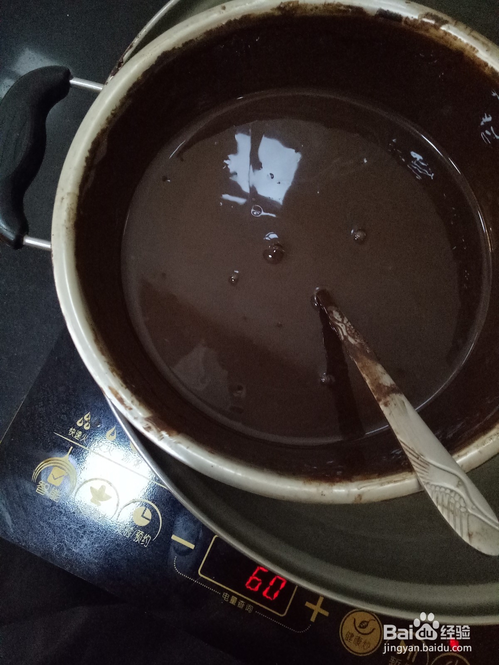 制作巧克力树叶形状的配件。